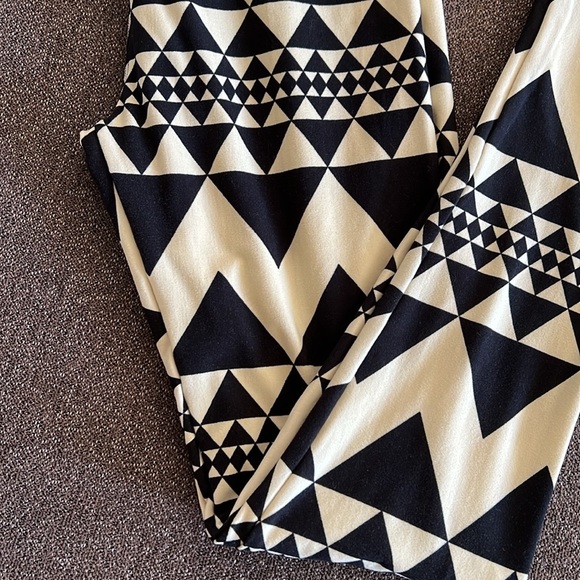 LuLaRoe geometric triangle print leggings OS - Picture 3 of 7